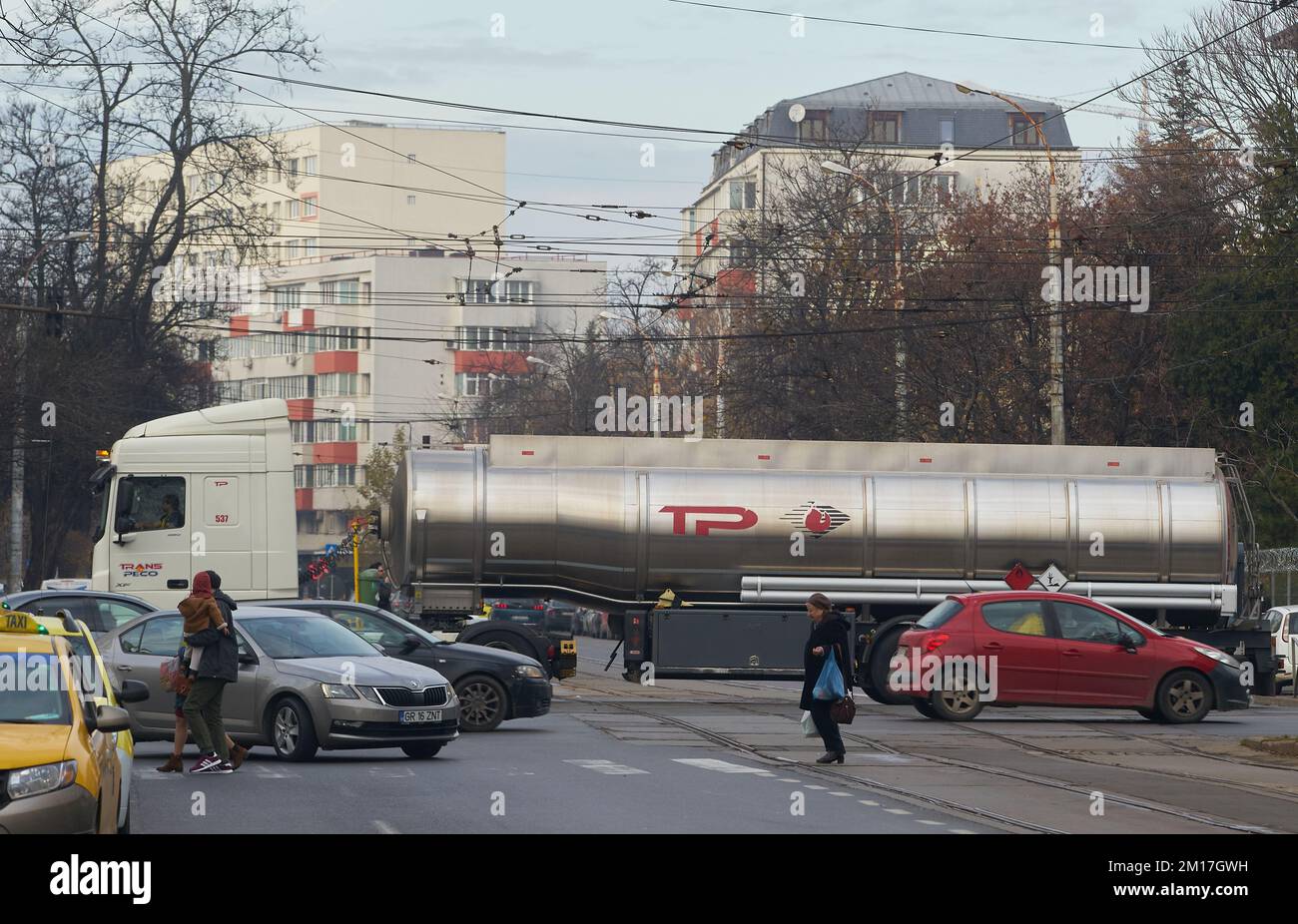 Bucarest, Rumänien - 10. Dezember 2022: Ein Tankwagen von TRANSPECO, einem rumänischen Transportunternehmen für Erdölprodukte, fährt an einem geschäftigen Boulevard in Bukarest vorbei. Stockfoto