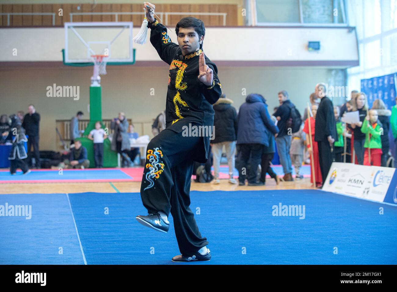 Vilnius, Litauen. 10.. Dezember 2022. Ein Athlet tritt am 10. Dezember 2022 bei der litauischen Wushu (Kung Fu)-Meisterschaft 8. in Vilnius, Litauen, an. Die litauische Wushu (Kung Fu)-Meisterschaft 8. begann am 10. Dezember und lockte fast 100 Teilnehmer aus Litauen, Polen, Estland, Indien und anderen Ländern an. Kredit: Alfredas Pliadis/Xinhua/Alamy Live News Stockfoto