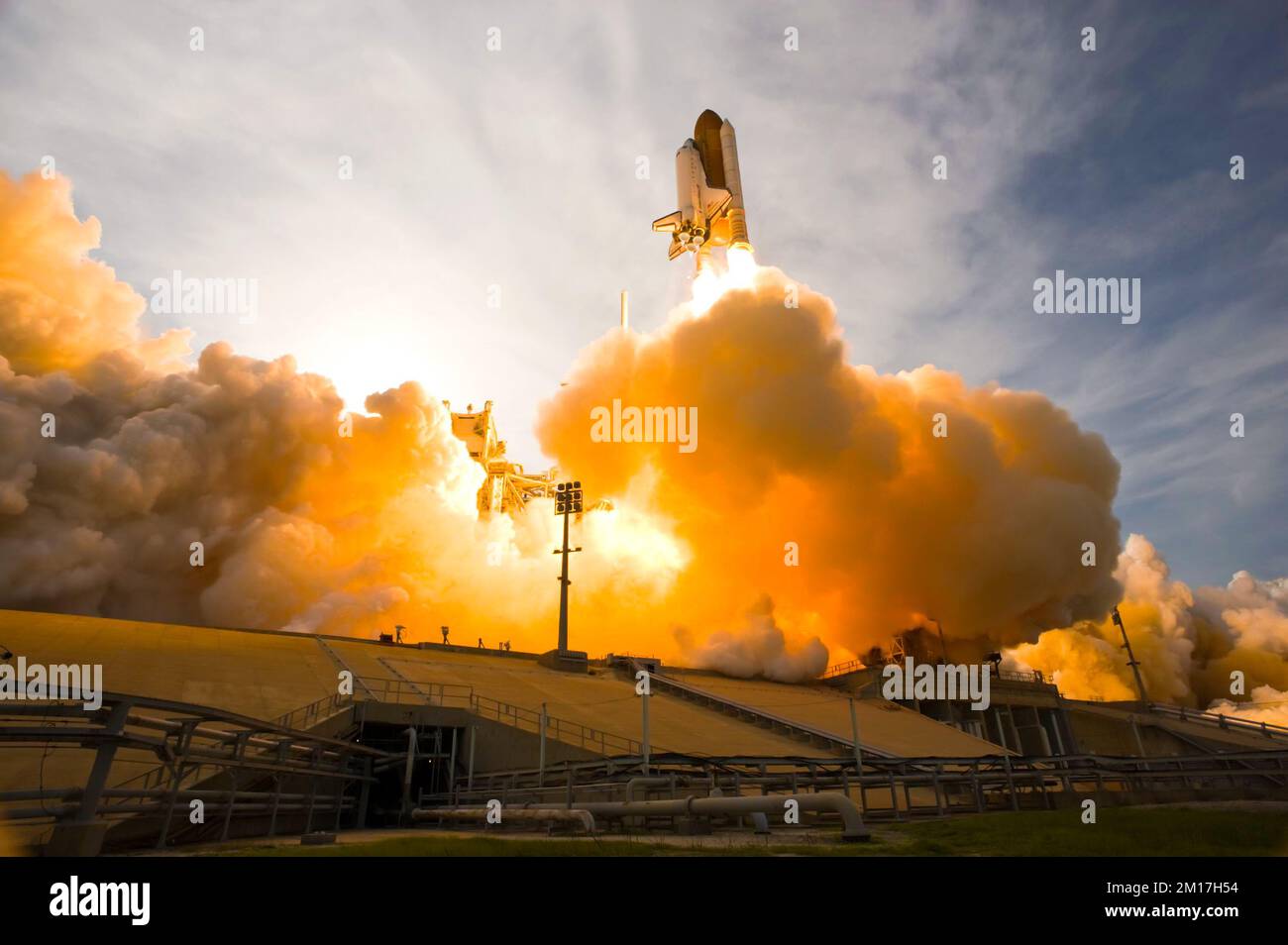Rakete lacht aus Cape Canaveral, Florida. Raumschiff-Start. Rauch und Dampf dargestellt. Elemente dieses Bildes, bereitgestellt von der NASA. Stockfoto