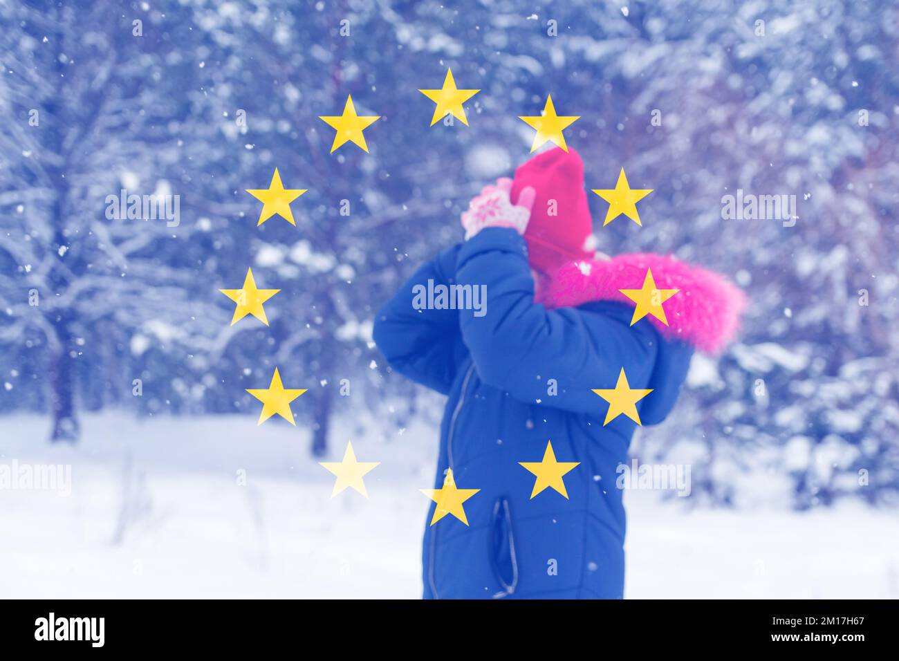 Unschärfe-Winter im Land der Europäischen Union. Das Konzept der Energiekrise und die steigende Nachfrage nach Elektrizität. Schneeurlaub unter EU-Flagge. Raus Stockfoto