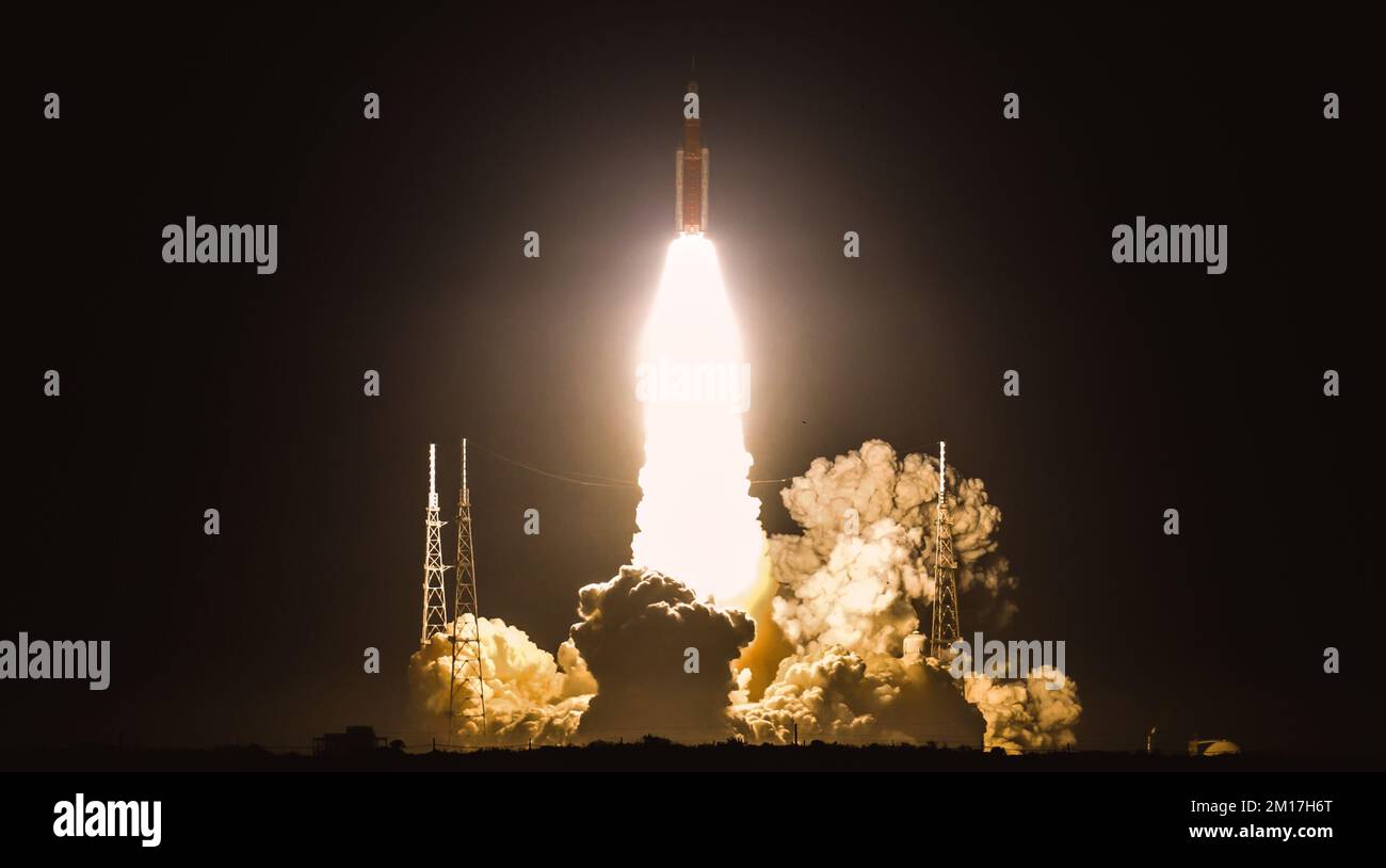 Raumschiff-Start der Orion-Raumschiff-Rakete, die ins All fliegt. Elemente dieses Bildes, bereitgestellt von der NASA. Stockfoto