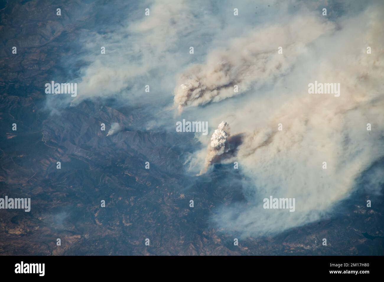 Luftaufnahme von Carr und Ferguson Fire in Nordkalifornien. Digital optimiert. Elemente dieses Bildes, bereitgestellt von der NASA. Stockfoto