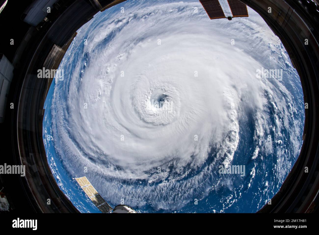 Satellitenblick auf den Hurrikan Florenz über dem Atlantischen Ozean. Digital optimiert. Digital optimiert. Elemente dieses Bildes, bereitgestellt von der NASA. Stockfoto