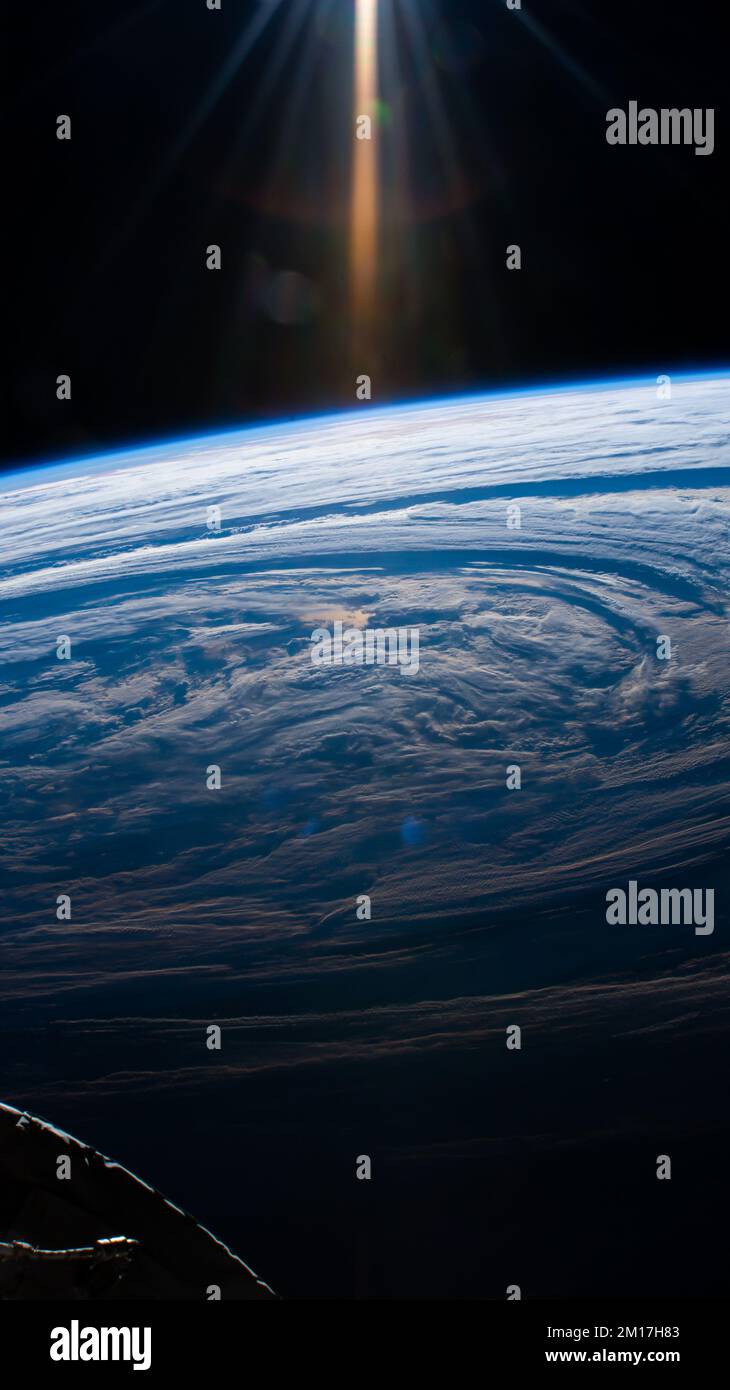 Luftaufnahme von Wolken, die sich am Himmel der Erde aus dem Weltraum bilden. Digital optimiert. Elemente dieses Bildes, bereitgestellt von der NASA. Stockfoto
