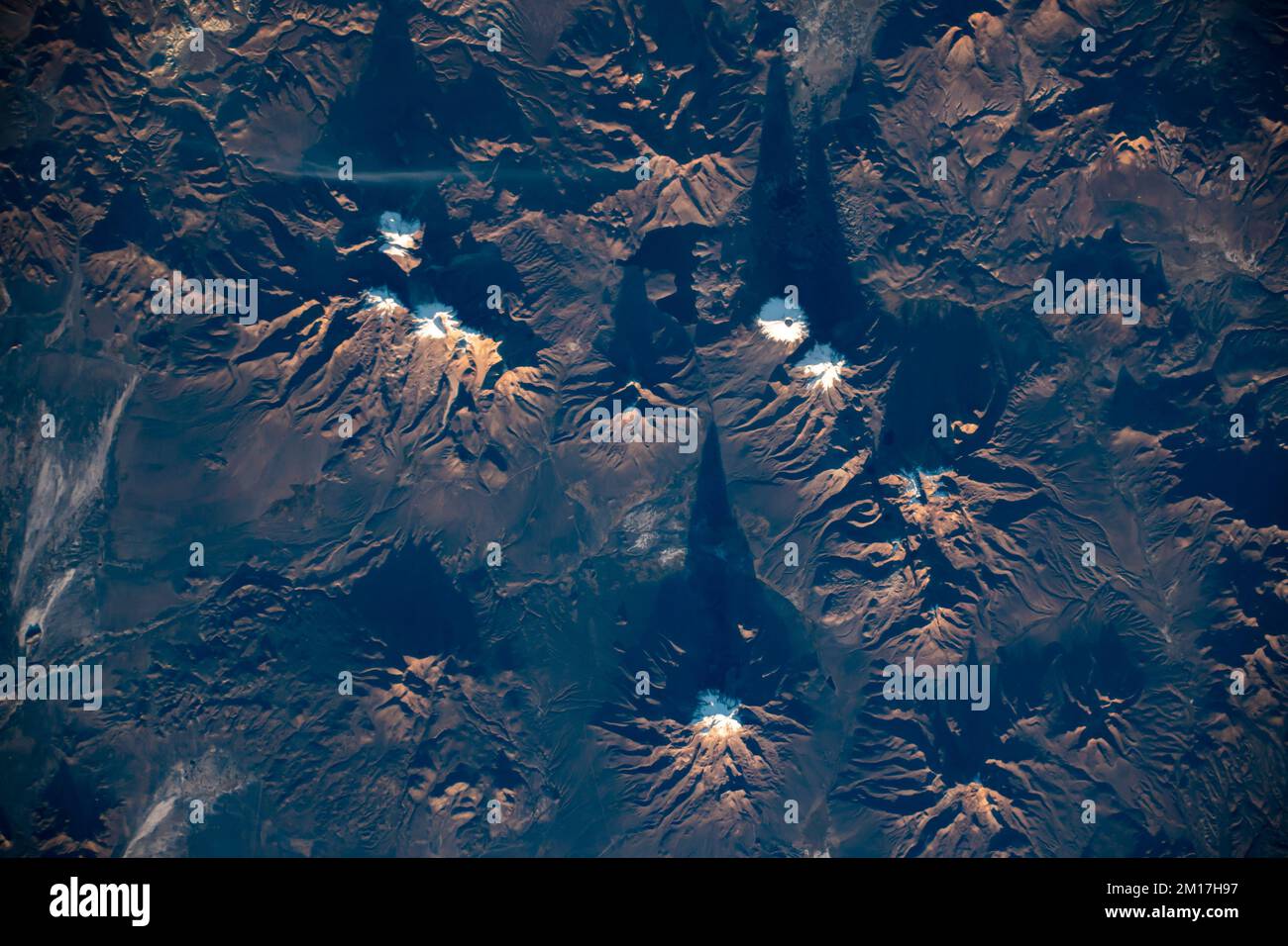 Luftaufnahme einiger Schnee- und eisbedeckter Vulkane in Bolivien. Digital optimiert. Elemente dieses Bildes, bereitgestellt von der NASA. Stockfoto
