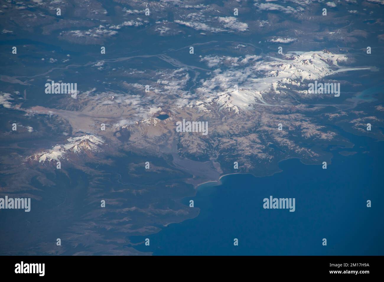 Katmai-Nationalpark, Halbinsel Alaska. Mehrere Berge sind aktive Vulkane der Aleuten Range. Digital verbesserte Bildelemente der NASA Stockfoto