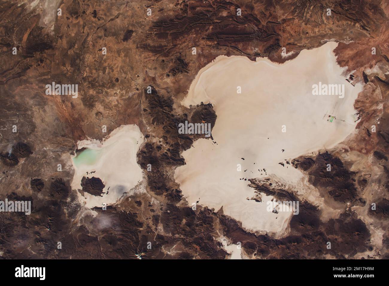 Uyuni Salt Flat in Bolivien aus der Vogelperspektive. Salz- und Lithiumkruste. Digital optimiert. Elemente dieses Bildes, bereitgestellt von der NASA. Stockfoto