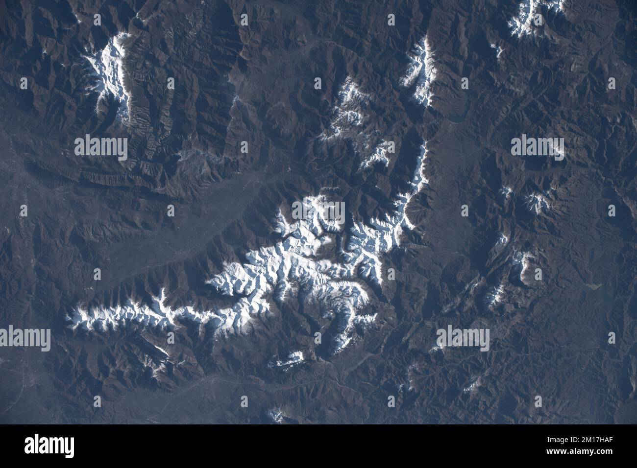 Schneebedeckte Korabberge in Mazedonien. Berg Korab. Digital optimiert. Elemente dieses Bildes, bereitgestellt von der NASA. Stockfoto