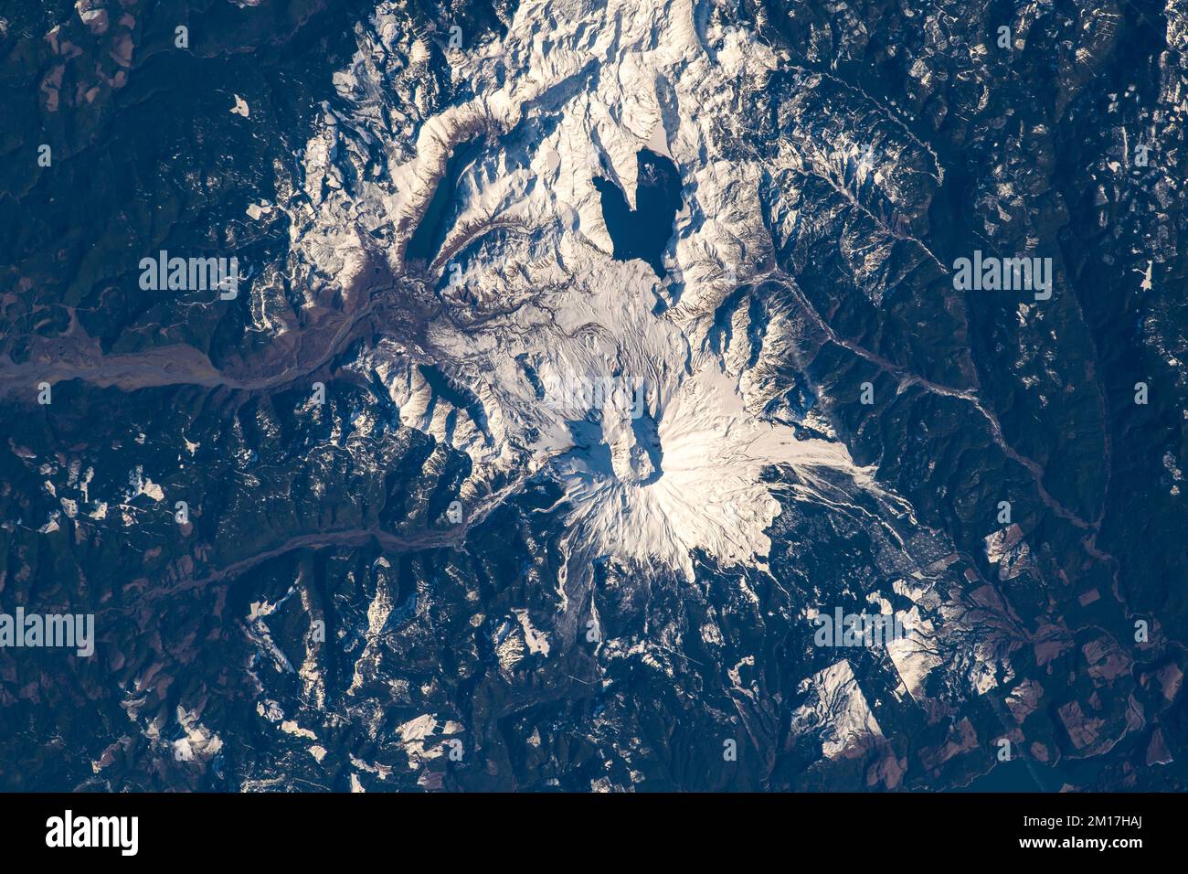 Blick aus der Vogelperspektive über dem Mount Saint Helens in Washington. Schneebedeckte Berge. Digital optimiert. Elemente dieses Bildes, bereitgestellt von der NASA. Stockfoto