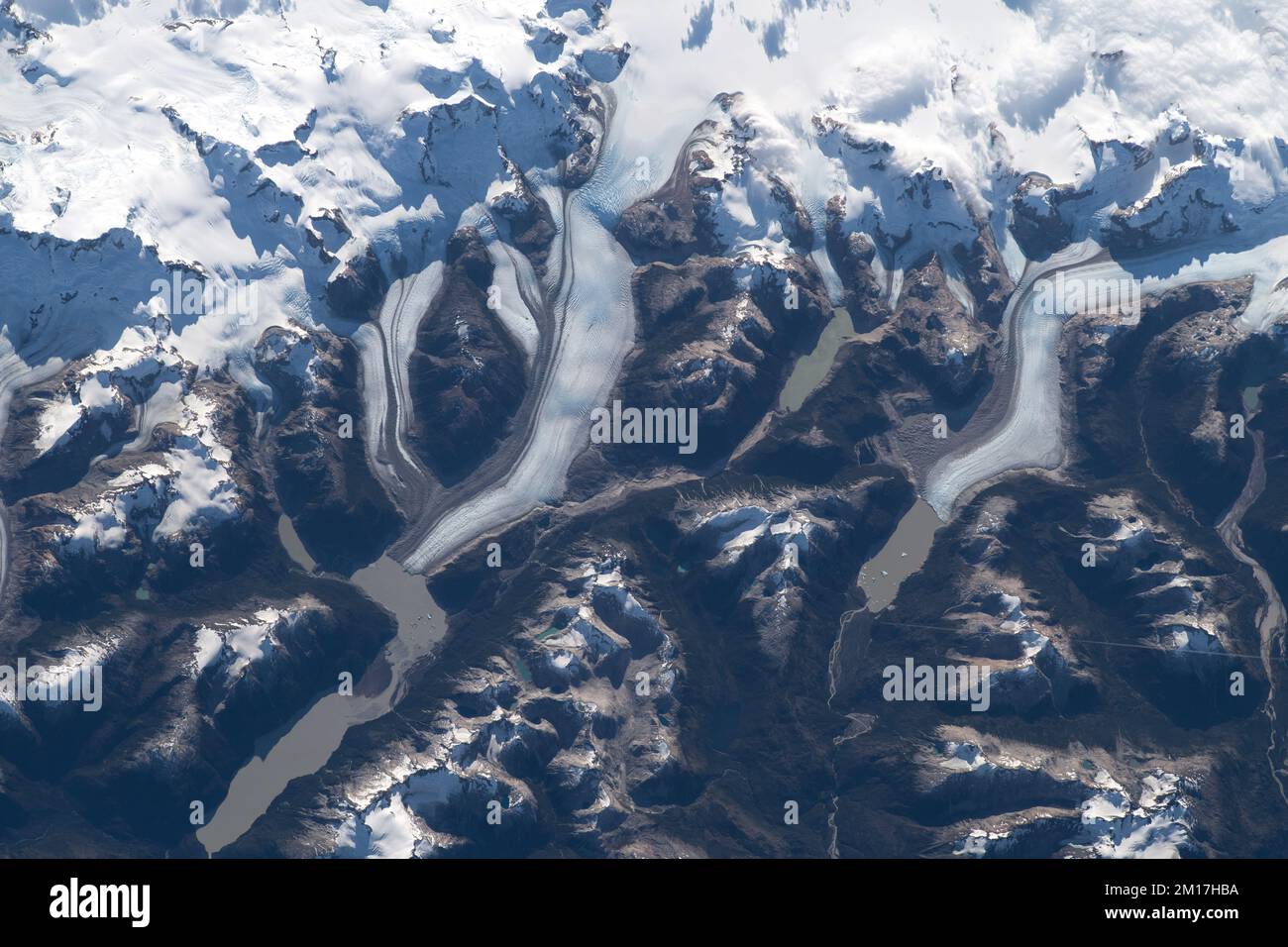 Blick aus der Vogelperspektive auf den Colonia-Gletscher und den Colonia-See im chilenischen Patagonien Chile. Schneebedeckte Berge. Digital verbesserte Bildelemente der NASA Stockfoto