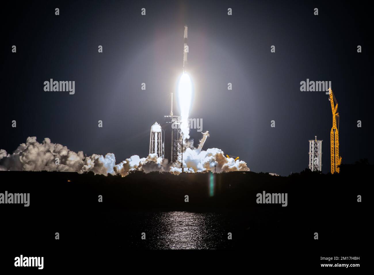Die SpaceX-Rakete Falcon 9-Raketenkapsel steigt nach dem Abheben vom Startfeld nach oben. Digital optimiert. Elemente dieses Bildes, bereitgestellt von der NASA. Stockfoto