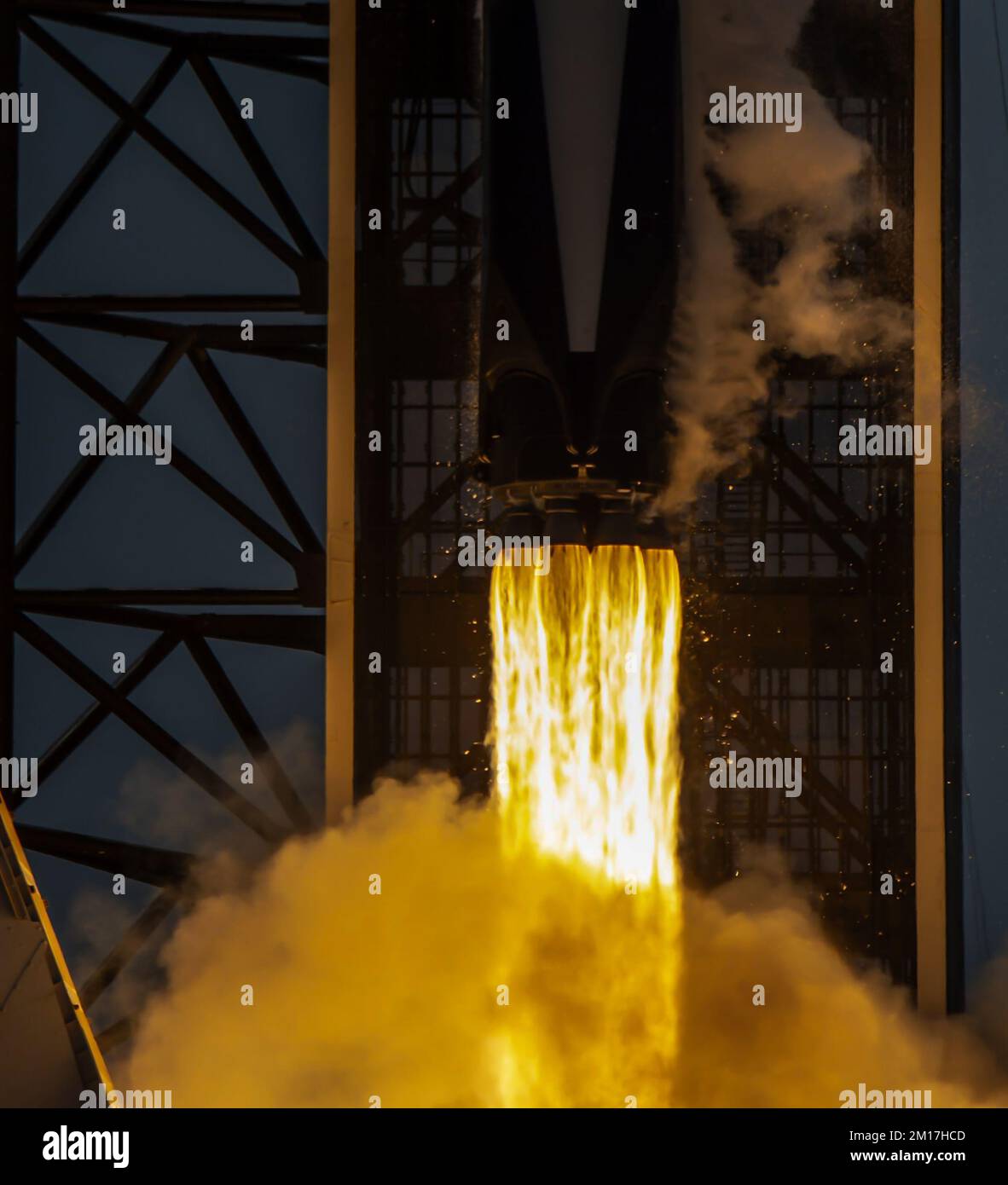SpaceX-Rakete Falcon 9 startete auf die Flammen der Treibstoffe. Elemente dieses Bildes, bereitgestellt von der NASA. Stockfoto