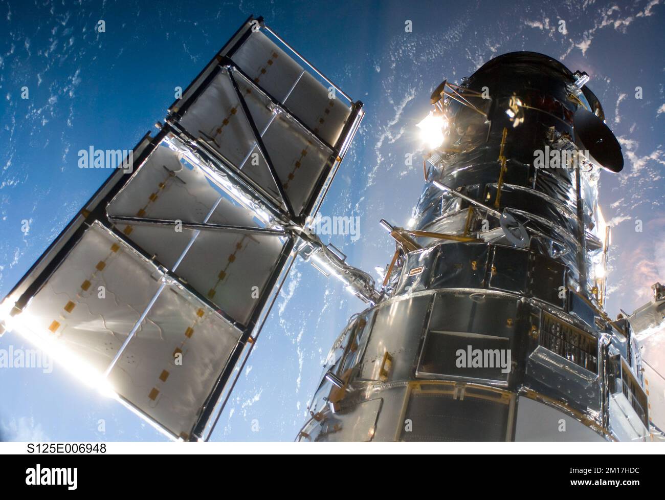 Raumfähre-Satellit im Weltraum nahe Planet Erde. Atlantis-Raumschiff. Digital optimiert. Elemente dieses Bildes, bereitgestellt von der NASA. Stockfoto