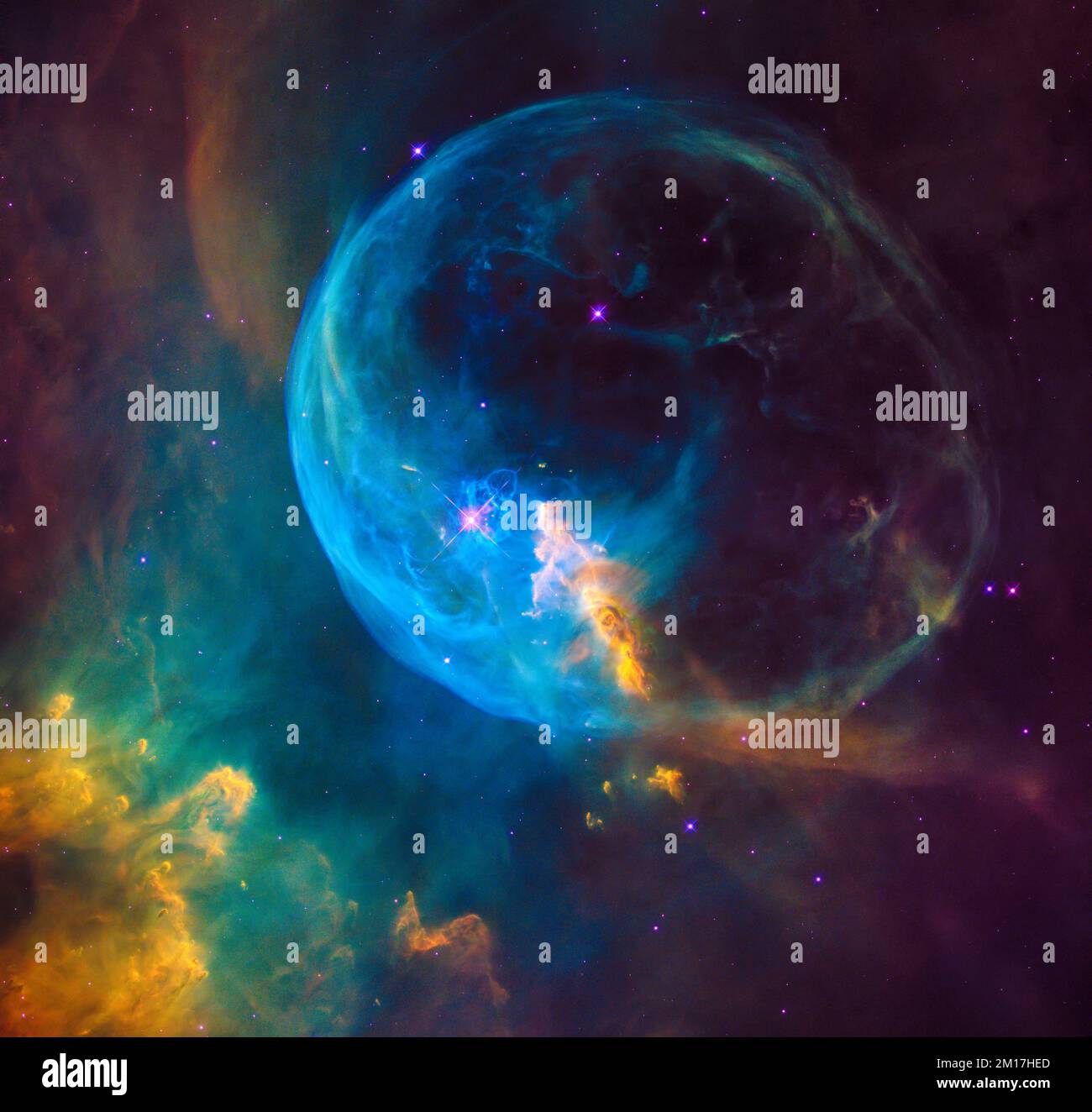Ein riesiger Stern erzeugt eine Blase, die in den Weltraum geblasen wird, auch bekannt als der Blasennebel. Digital optimiert. Elemente dieses Bildes, bereitgestellt von der NASA. Stockfoto