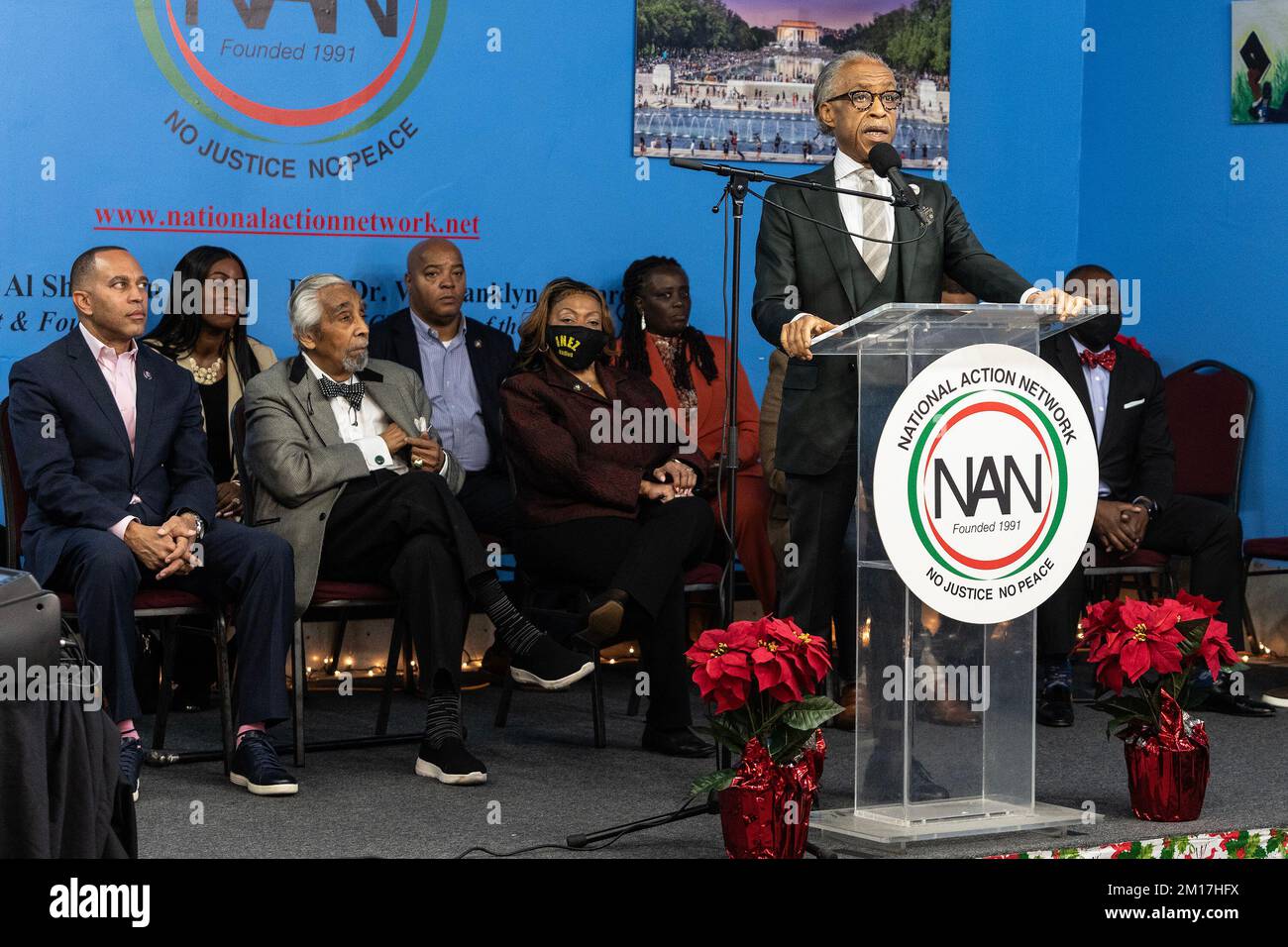 New York, New York, USA. 10.. Dezember 2022. Reverend Sharpton spricht, während er, National Action Network (NAN) und gewählte Funktionäre die Wahl von Jeffries zum Minderheitenführer des Demokratischen Parteihauses im NAN-Hauptquartier feiern. Abgeordneter Jeffries aus Brooklyn, NY, wurde der erste Schwarze, der zum führenden Parteiführer im Kongress gewählt wurde. (Kreditbild: © Lev Radin/Pacific Press via ZUMA Press Wire) Kredit: ZUMA Press, Inc./Alamy Live News Stockfoto