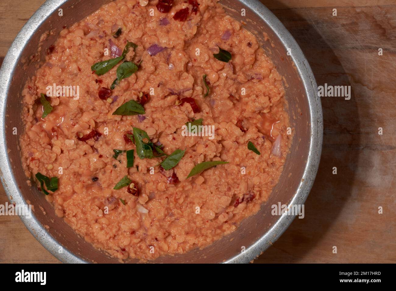 Linsenpfannenmischung, herzhafter gebratener Snack, auch Dal vada, wada oder Vadai genannt, aus gemahlenen Linsen, gemischt mit Zwiebeln, Ingwer, Chilis und Curry Stockfoto