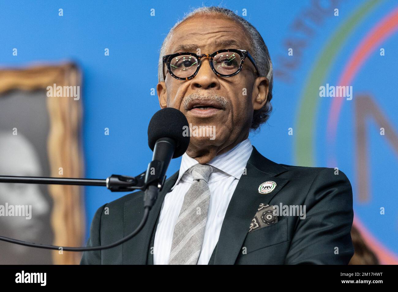 New York, New York, USA. 10.. Dezember 2022. Reverend Sharpton spricht, während er, National Action Network (NAN) und gewählte Beamte die Wahl des Kongressabgeordneten Hakeem Jeffries zum Minderheitenführer des Demokratischen Parteihauses im NAN-Hauptquartier feiern. Abgeordneter Jeffries aus Brooklyn, NY, wurde der erste Schwarze, der zum führenden Parteiführer im Kongress gewählt wurde. (Kreditbild: © Lev Radin/Pacific Press via ZUMA Press Wire) Kredit: ZUMA Press, Inc./Alamy Live News Stockfoto