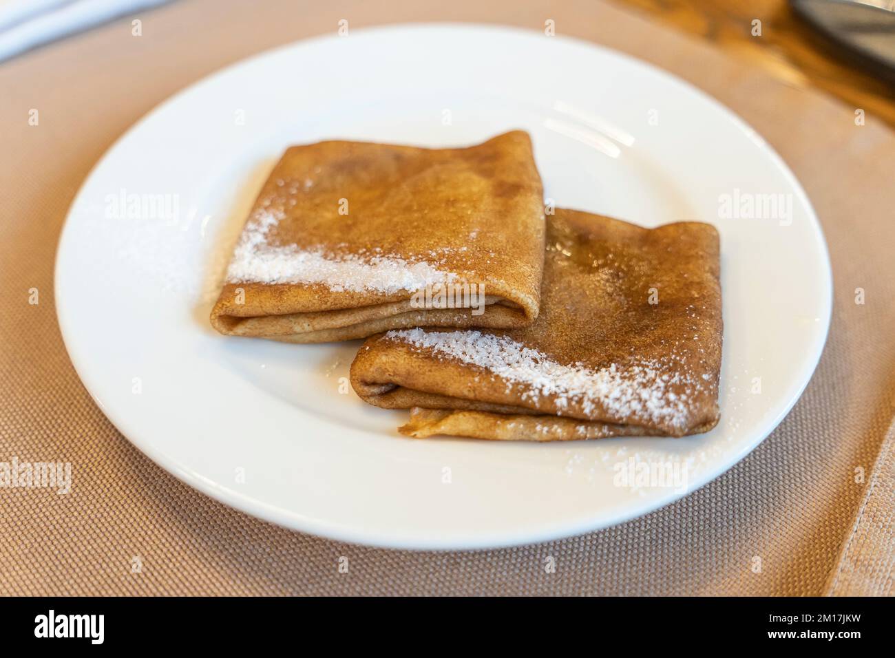 Pfannkuchen werden von oben auf einem weißen Teller gestapelt Stockfoto