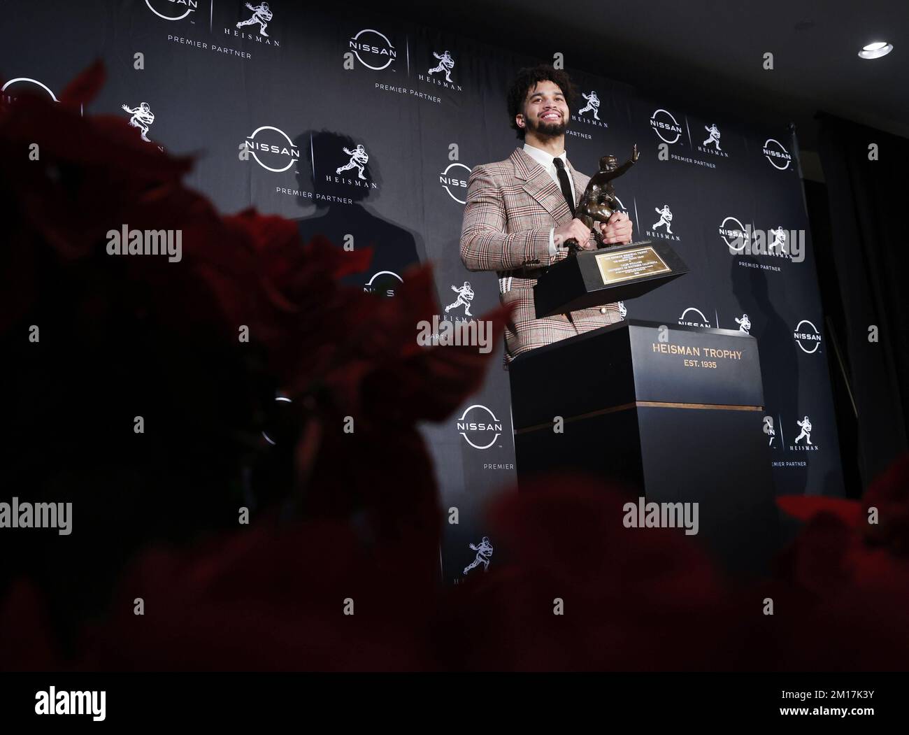 New York, Usa. 10.. Dezember 2022. Caleb Williams, Quarterback der USC Trojans, hält die Heisman-Trophäe im Marriott Marquis, nachdem er die Auszeichnung am Samstag, den 10. Dezember 2022 in New York City gewonnen hat. Foto: John Angelillo/UPI Credit: UPI/Alamy Live News Stockfoto