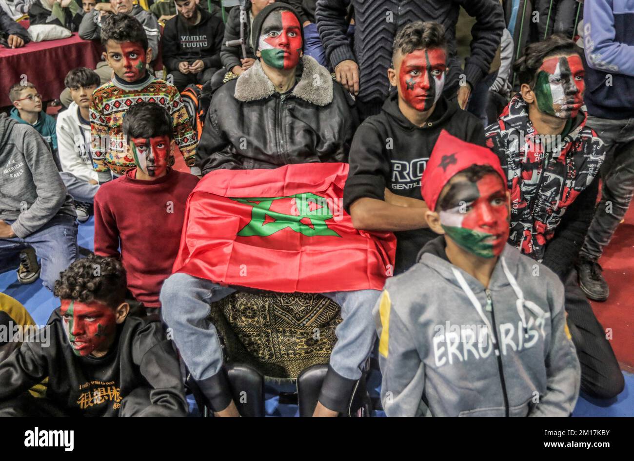 Die Palästinenser sehen die Live-Übertragung des Viertelfinalspiels der FIFA-Weltmeisterschaft zwischen Marokko und Portugal in Katar