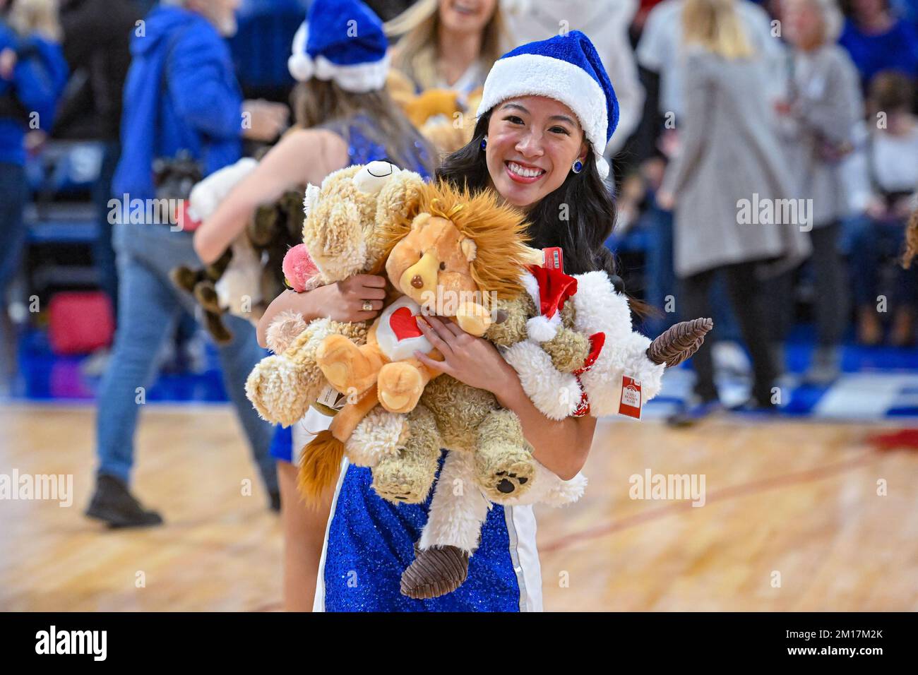 10. DEZEMBER 2022: Ein Mitglied des Saint Louis Tanzteams lächelt, nachdem er während des jährlichen Teddy Bear Toss für Cardinal Glennon Children's Hospital bei einem regulären Saisonspiel, bei dem die Boise State Broncos das St. besuchten, einen Arm voller Plüschtiere gesammelt hat Louis Billikens. In der Chaifetz Arena in St. Louis, MO Richard Ulreich/CSM Kredit: CAL Sport Media/Alamy Live News Stockfoto