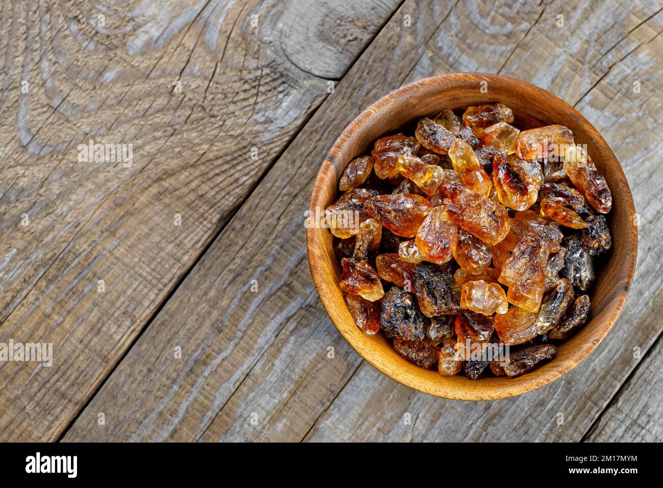 Draufsicht auf braunen karamellisierten Zucker in Schüssel auf Holztisch Stockfoto
