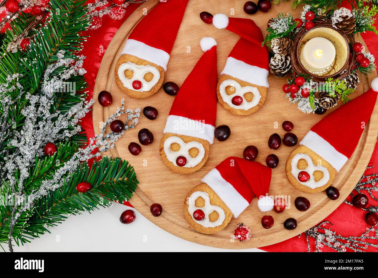 Hier ist eine Idee, wie man zu Weihnachten Shortbread-Kekse macht. Stockfoto