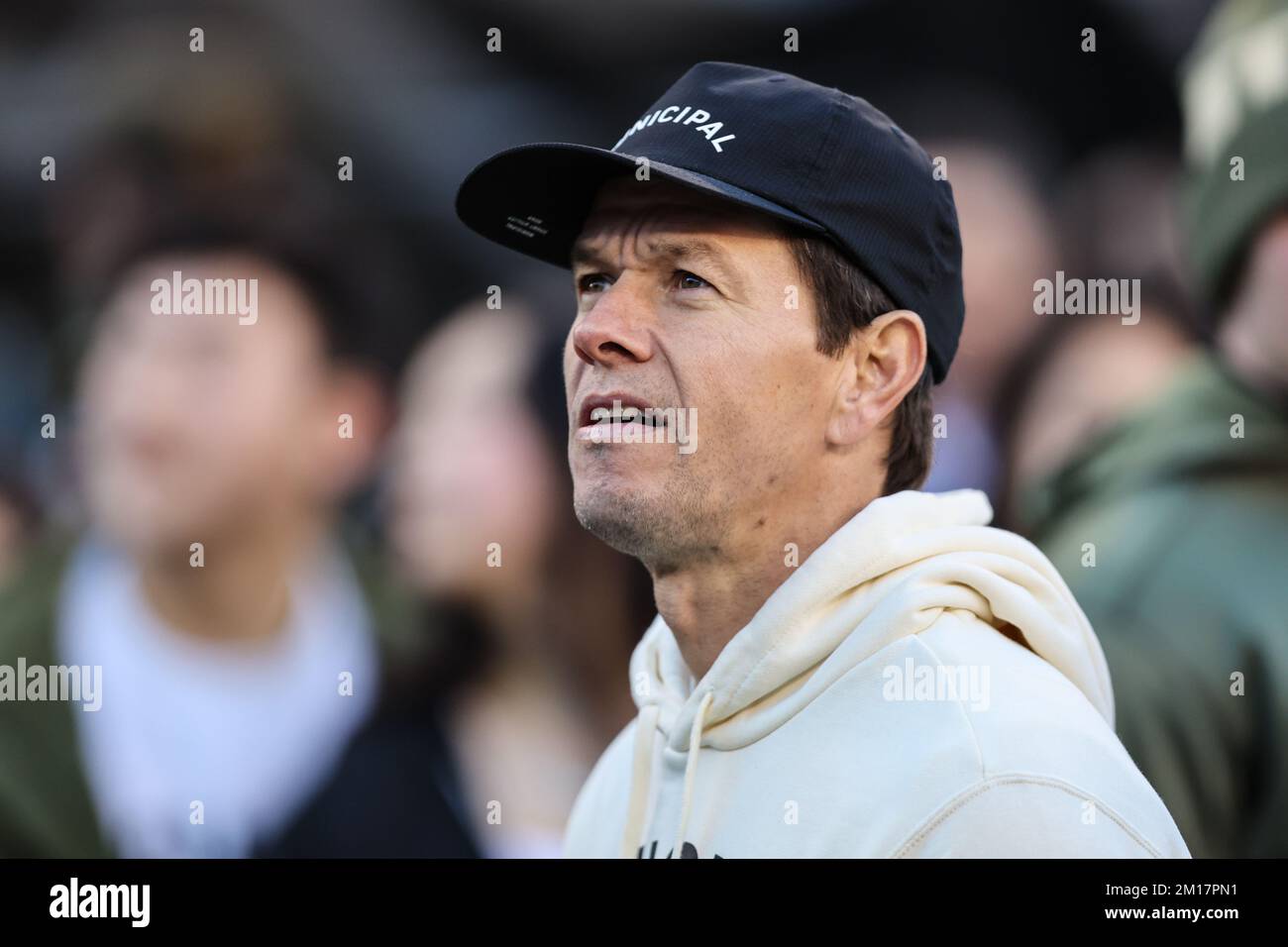 Philadelphia, Pennsylvania, USA. 10.. Dezember 2022. Der Schauspieler Mark Wahlberg wurde bei einem NCAA-Fußballspiel zwischen den Navy Midshipmen und den Army Black Knights am Lincoln Financial Field in Philadelphia, Pennsylvania, mit dem zweiten jährlichen Quality-of-Life Force Multiplier Award ausgezeichnet. Mike Langish/Cal Sport Media Kredit: csm/Alamy Live News Stockfoto