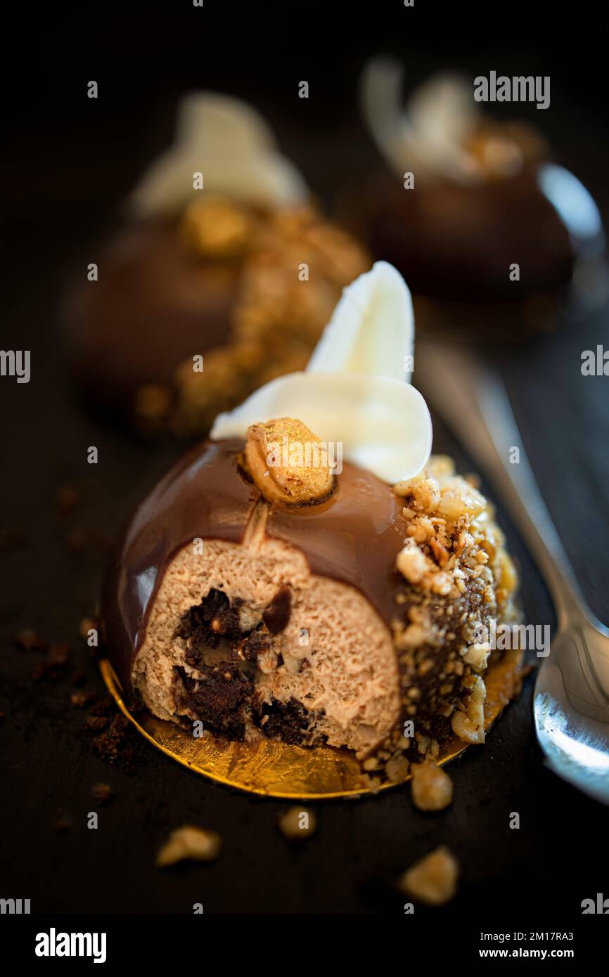 Schokoladen-Maus-Ganache-Dessert mit schwarzem Hintergrund Stockfoto