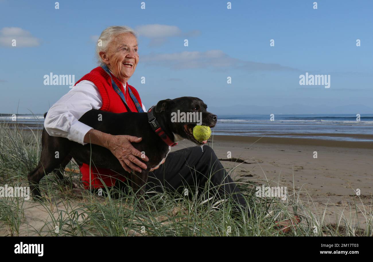 90 Jahre alt, aber immer noch aktiv ist Joan. Sie lebt allein und unabhängig und genießt das Leben im Freien am Meer Australiens. Stockfoto