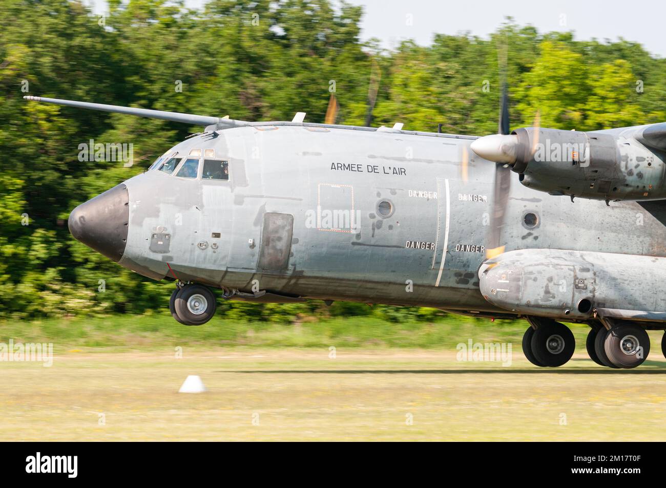 Die französische Luftwaffe Transall landet während einer Airshow in La Ferte-Alais Stockfoto