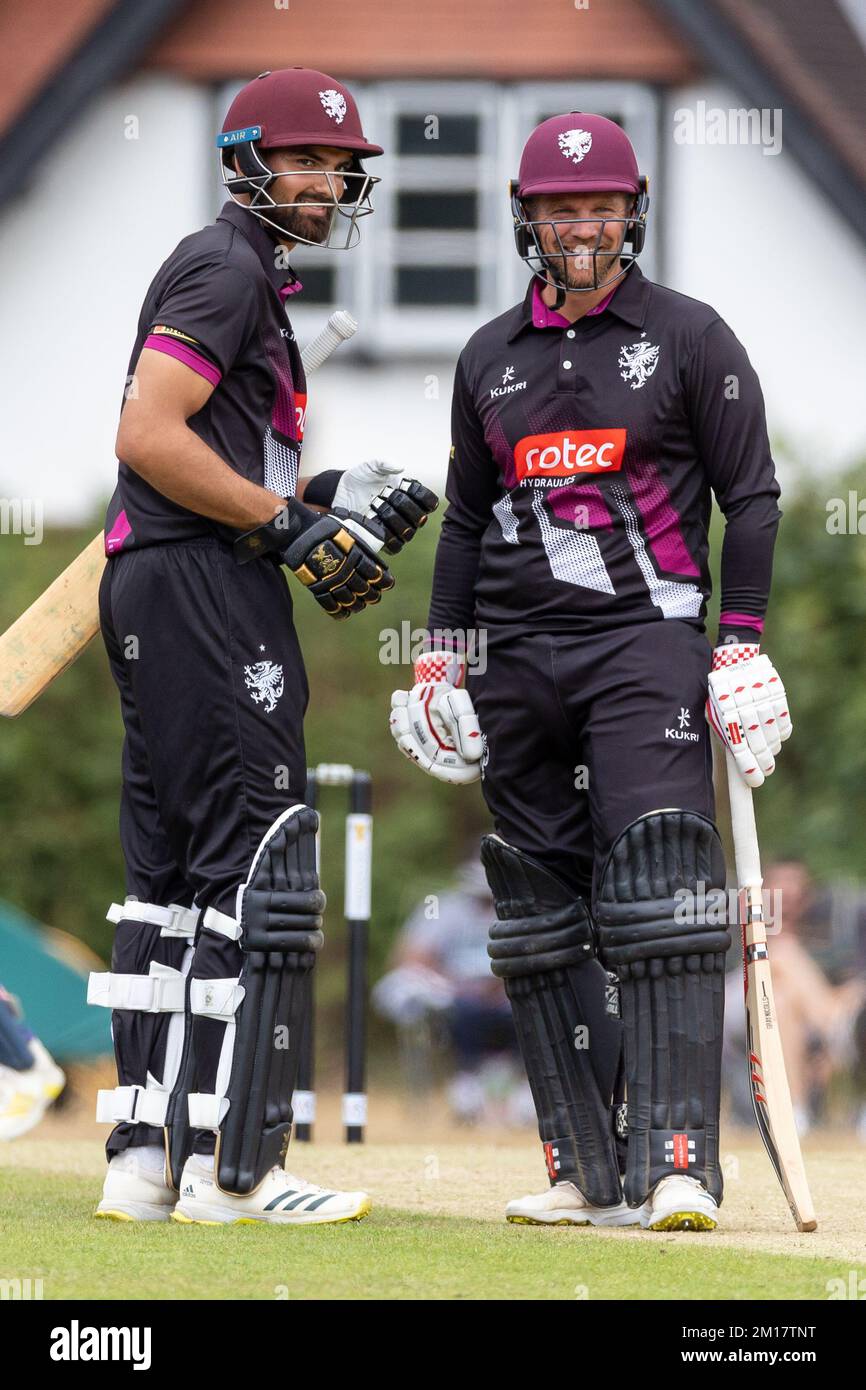 Eine vertikale Aufnahme von Andy Umeed und James Hildreth vom Somerset County Cricket Club im Devon CCC Stockfoto