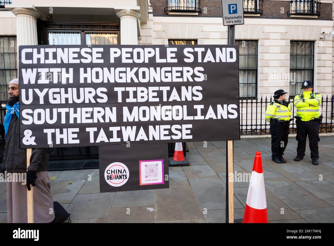 London, Großbritannien. 10.. Dezember 2022 Am Internationalen Tag der Menschenrechte 74. versammelten sich das Freie Tibet und seine Verbündeten aus Hongkong, Uigur und China gegenüber der Downing Street, um gegen den Autoritarismus der Kommunistischen Partei Chinas zu protestieren und die bürgerlichen Freiheiten, Angriffe auf die tibetische Kultur und den Buddhismus sowie den Völkermord am uigurischen Volk zu missachten. Die Demonstranten und Aktivisten marschierten dann durch Central London, um ihren Protest gegen die chinesische Botschaft fortzusetzen. Kredit: Stephen Bell/Alamy Live News. Stockfoto