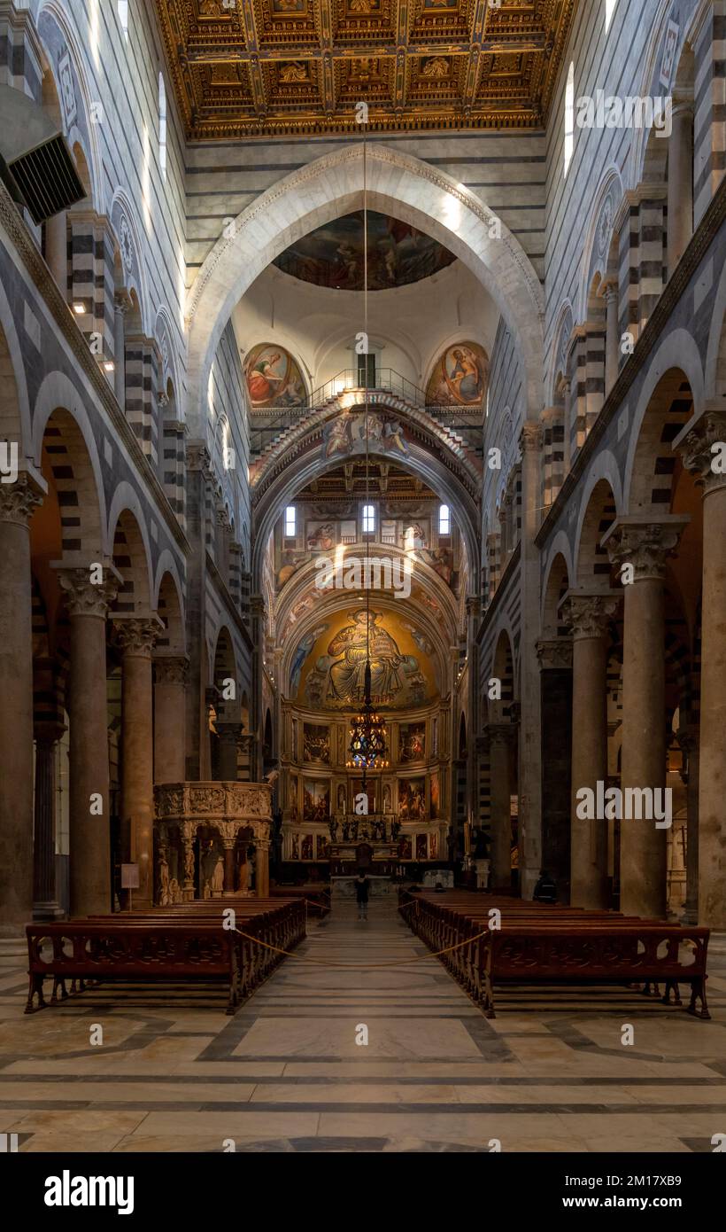 Pisa, Italien - 30. November 2022: Innenwunder der Kathedrale von Pisa mit dem zentralen Schiff, das zum Altar führt Stockfoto