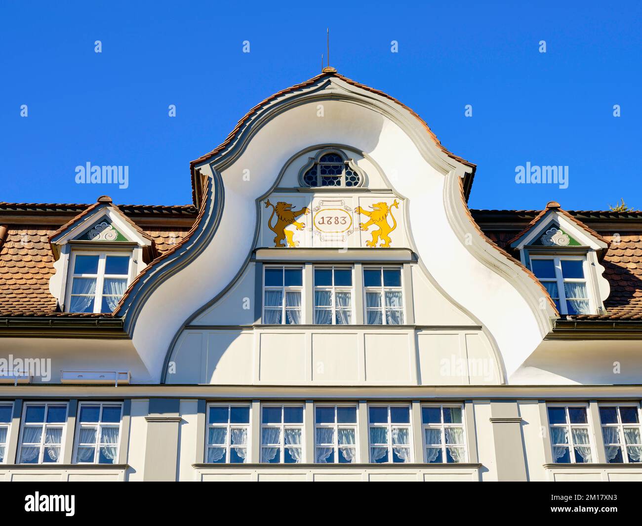 Dachluke eines typischen Appenzell-Hauses mit Holzfassade, nach Süden gerichtet, Gais, Appenzell Ausserrhoden, Schweiz, Europa Stockfoto