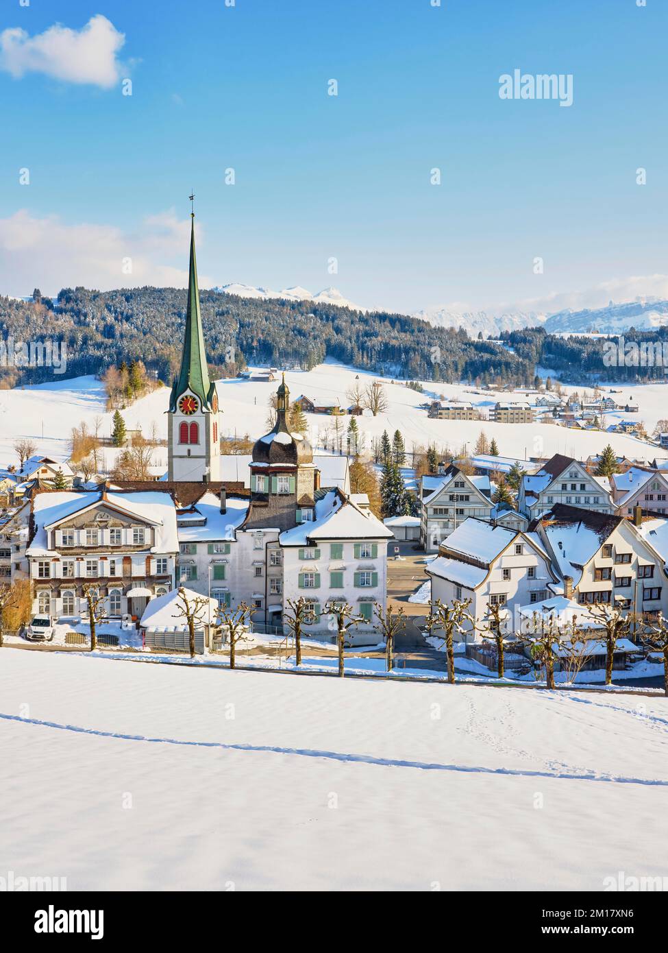 Schneebedeckter Blick auf das Dorf mit typischen Appenzell Häusern nach Süden mit der reformierten Kirche im Hintergrund, Gais, Appenzell Ausserrhoden, Schweiz, Stockfoto