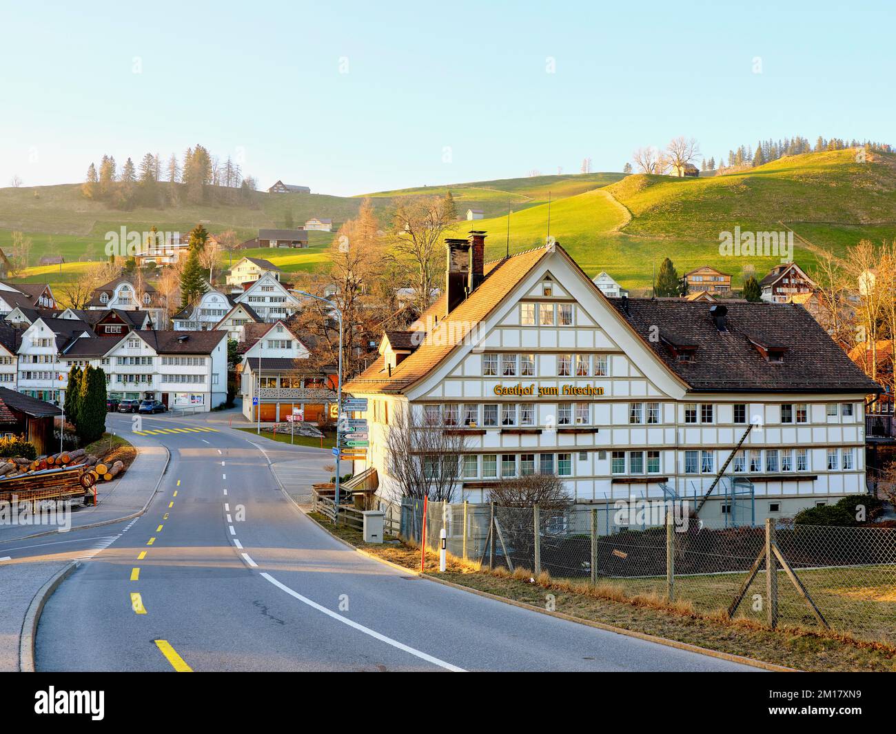Blick auf das Dorf mit typischen Appenzell Häusern Richtung Süden, Gais, Appenzell Ausserrhoden, Schweiz, Europa Stockfoto