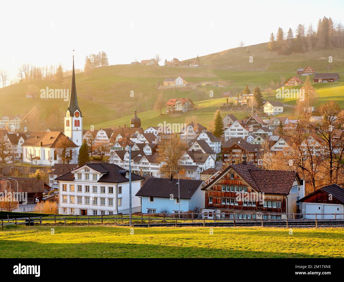 Blick auf das Dorf mit typischen Appenzell Häusern nach Süden mit der reformierten Kirche im Hintergrund, Gais, Appenzell Ausserrhoden, Schweiz, Europa Stockfoto