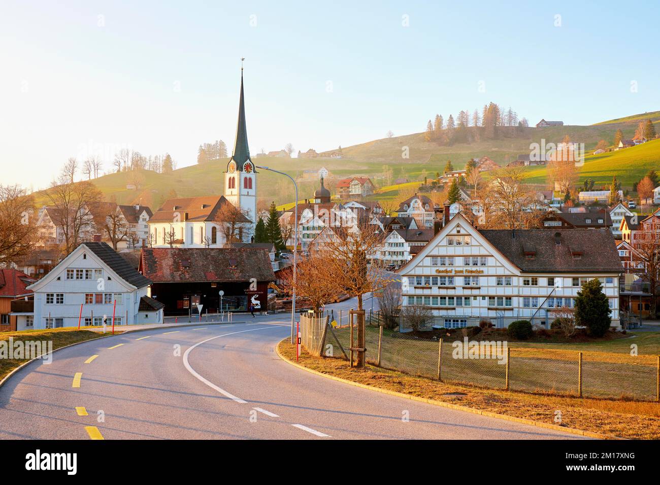 Blick auf das Dorf mit typischen Appenzell Häusern nach Süden mit der reformierten Kirche im Hintergrund, Gais, Appenzell Ausserrhoden, Schweiz, Europa Stockfoto