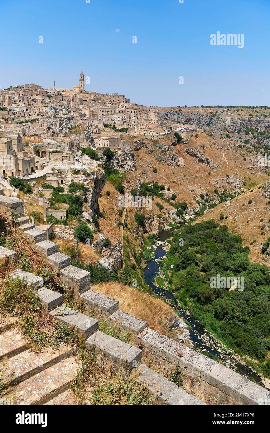 Blick auf die Stadt mit den alten Höhlenwohnungen, auch Sassi oder Sassi di Matera genannt, UNESCO-Weltkulturerbe, Matera, Basilikata, Italien, Europa Stockfoto