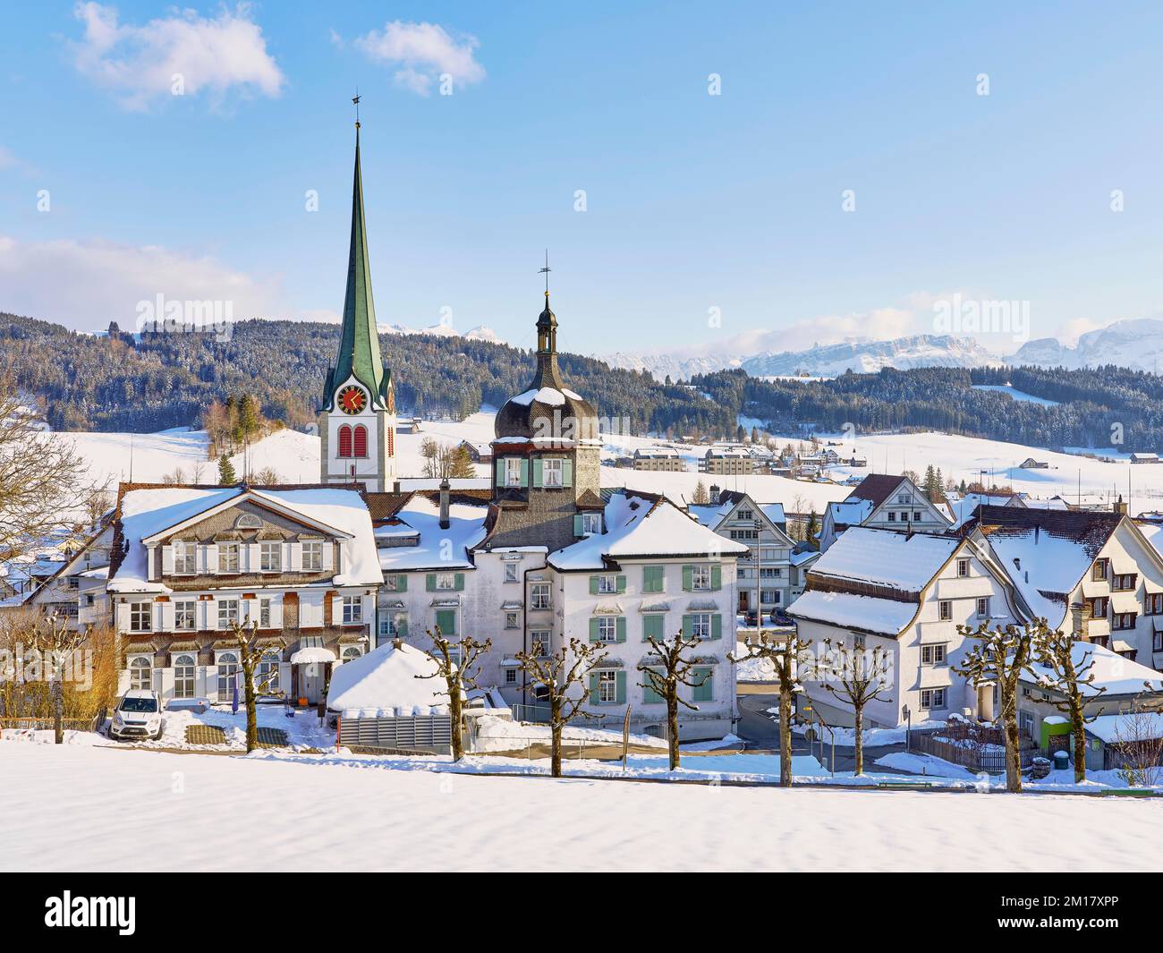 Schneebedeckter Blick auf das Dorf mit typischen Appenzell Häusern nach Süden mit der reformierten Kirche im Hintergrund, Gais, Appenzell Ausserrhoden, Schweiz, Stockfoto
