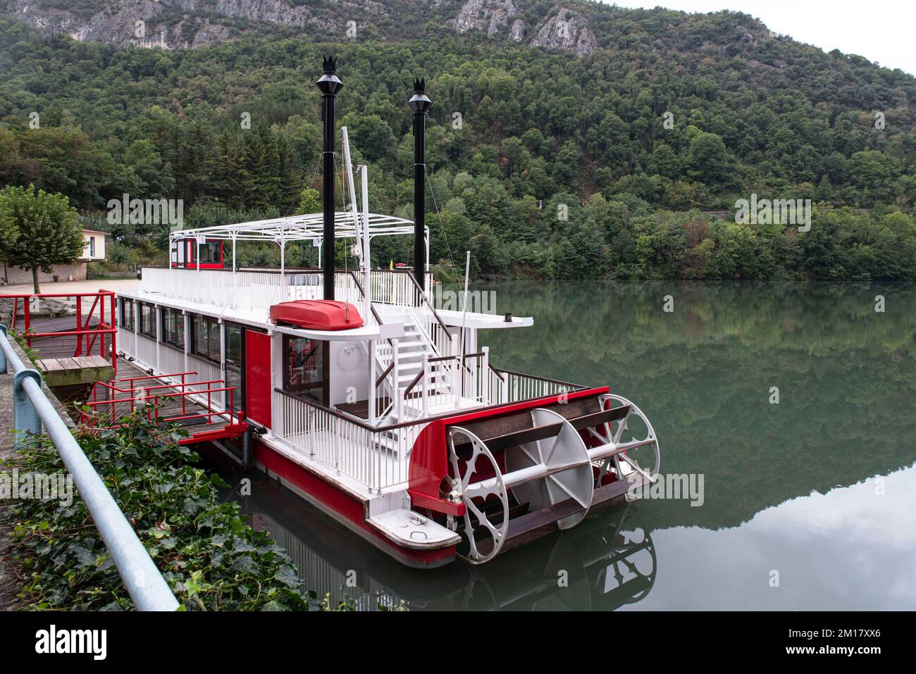 Radboot auf einem See in den Alpen in Frankreich in Saint Nazaire en Royans Stockfoto