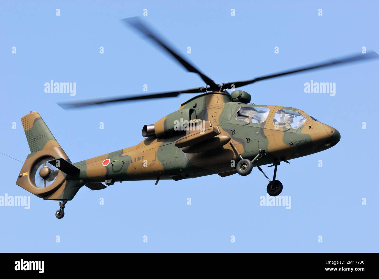 Präfektur Shizuoka, Japan - 10. Juli 2011: Japan Ground Self-Defense Force Kawasaki OH-1 Scout Helikopter. Stockfoto