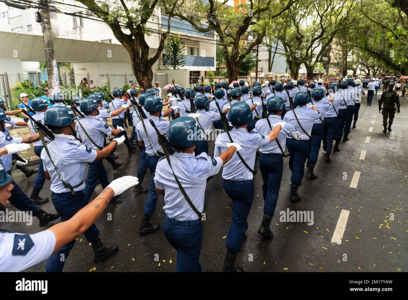 Die Soldaten der brasilianischen Luftwaffe, die am brasilianischen Unabhängigkeitstag auf der Straße von Salvador, Bahia, demonstrieren Stockfoto