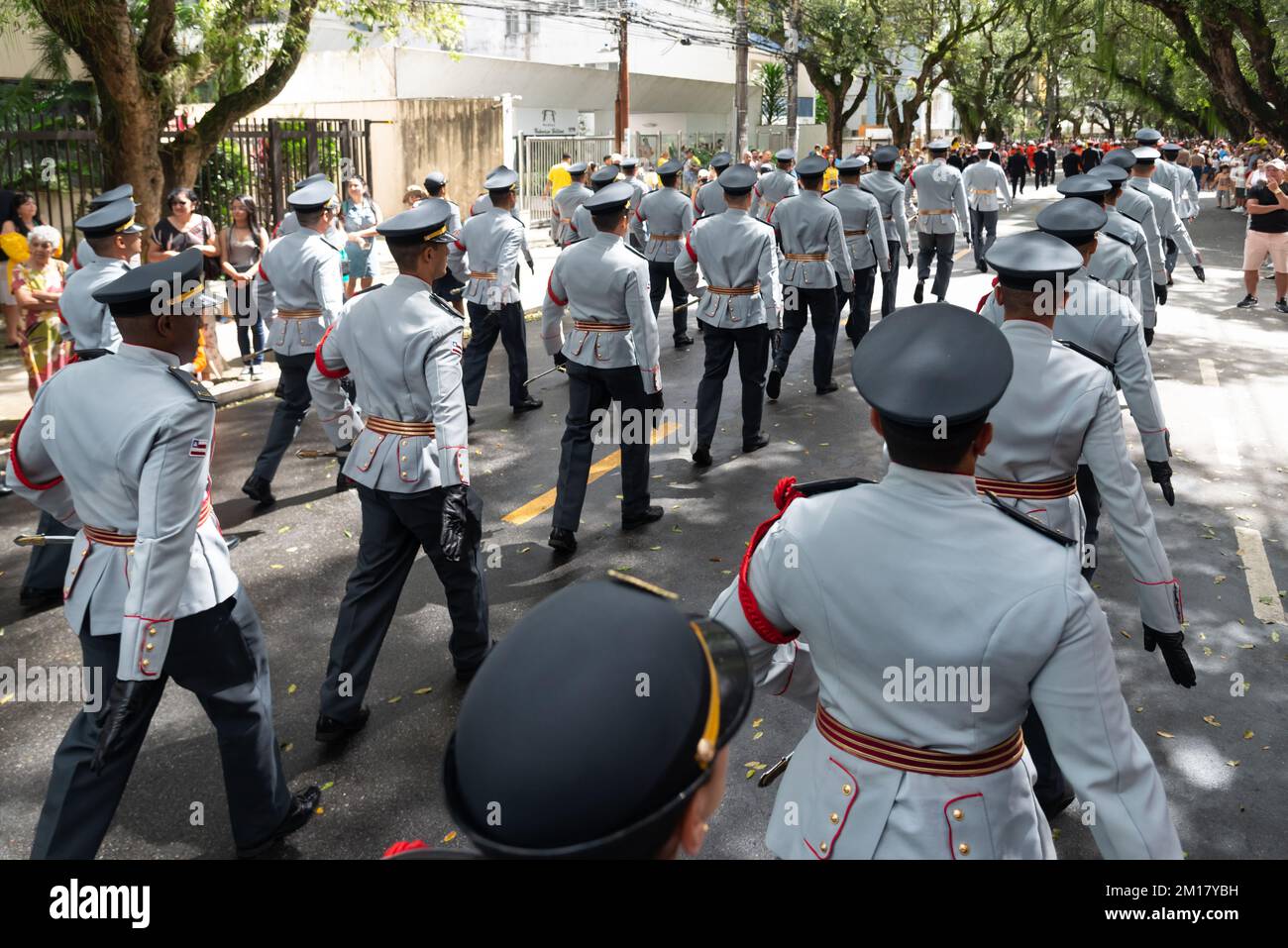 Die brasilianischen Militärsoldaten, die am brasilianischen Unabhängigkeitstag auf der Straße von Salvador, Bahia, demonstrieren Stockfoto