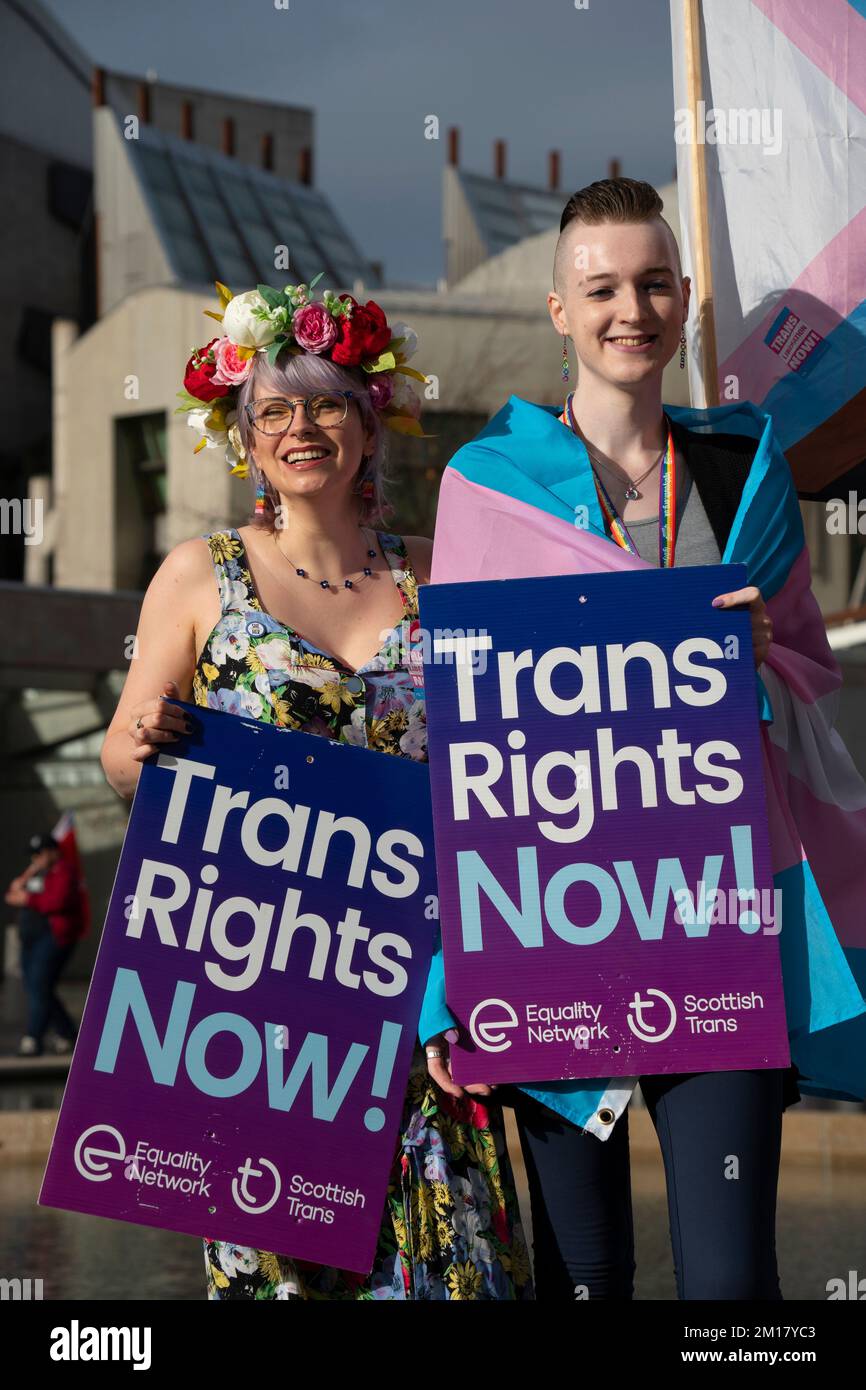 Okt. 27 2022. Pro Trans Rights-Aktivisten protestieren im schottischen Parlament in Holyrood, Edinburgh, Schottland Stockfoto