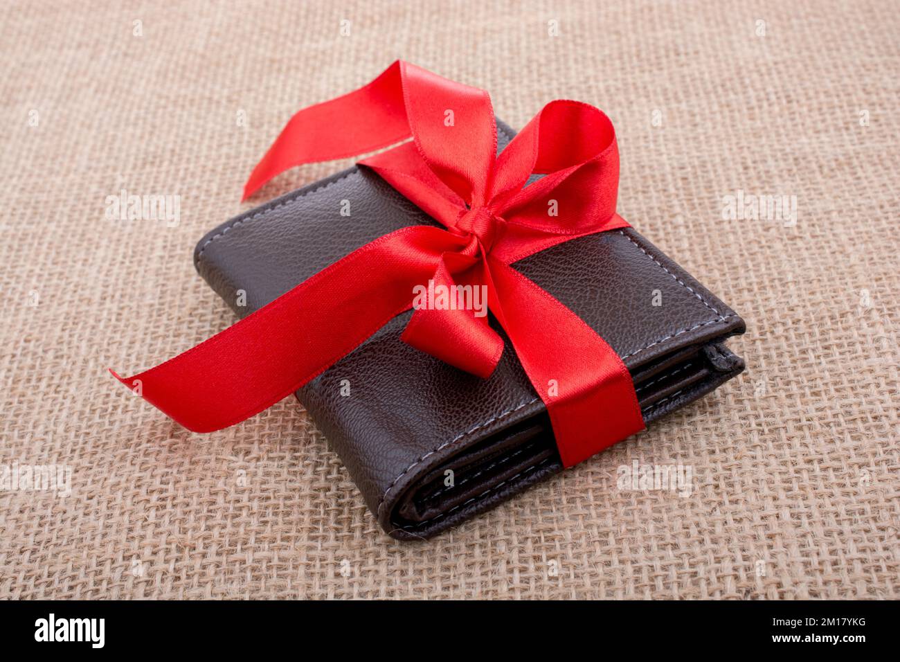 Geschenk Tasche mit roter Farbe Band umwickelt Stockfoto