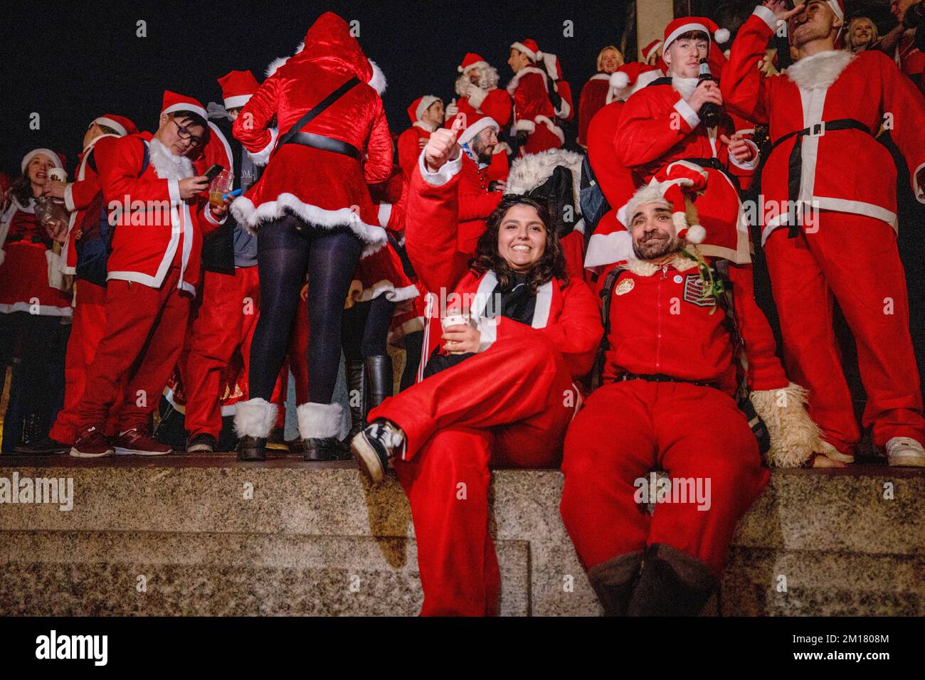 London, Großbritannien. 10.. Dezember 2022. Teilnehmer sahen vor der Parade am Trafalgar Square posieren. Santacon ist eine jährliche gemeinnützige, nicht politische, nicht religiöse und unsinnige Weihnachtsparade, die jeden Dezember in London stattfindet. Kredit: SOPA Images Limited/Alamy Live News Stockfoto