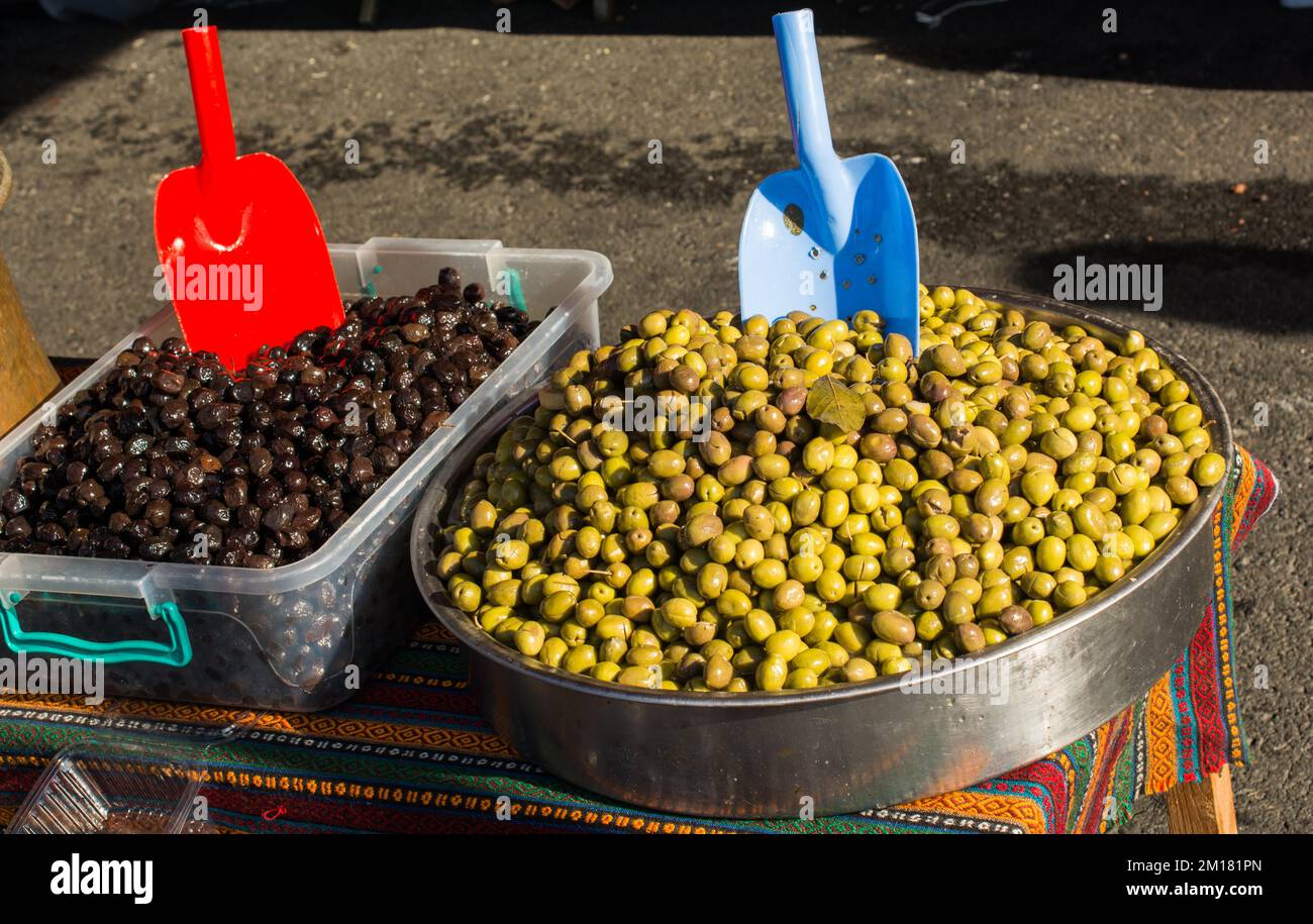 Türkischen Stil vorbereitet Oliven in den Marktständen Stockfoto