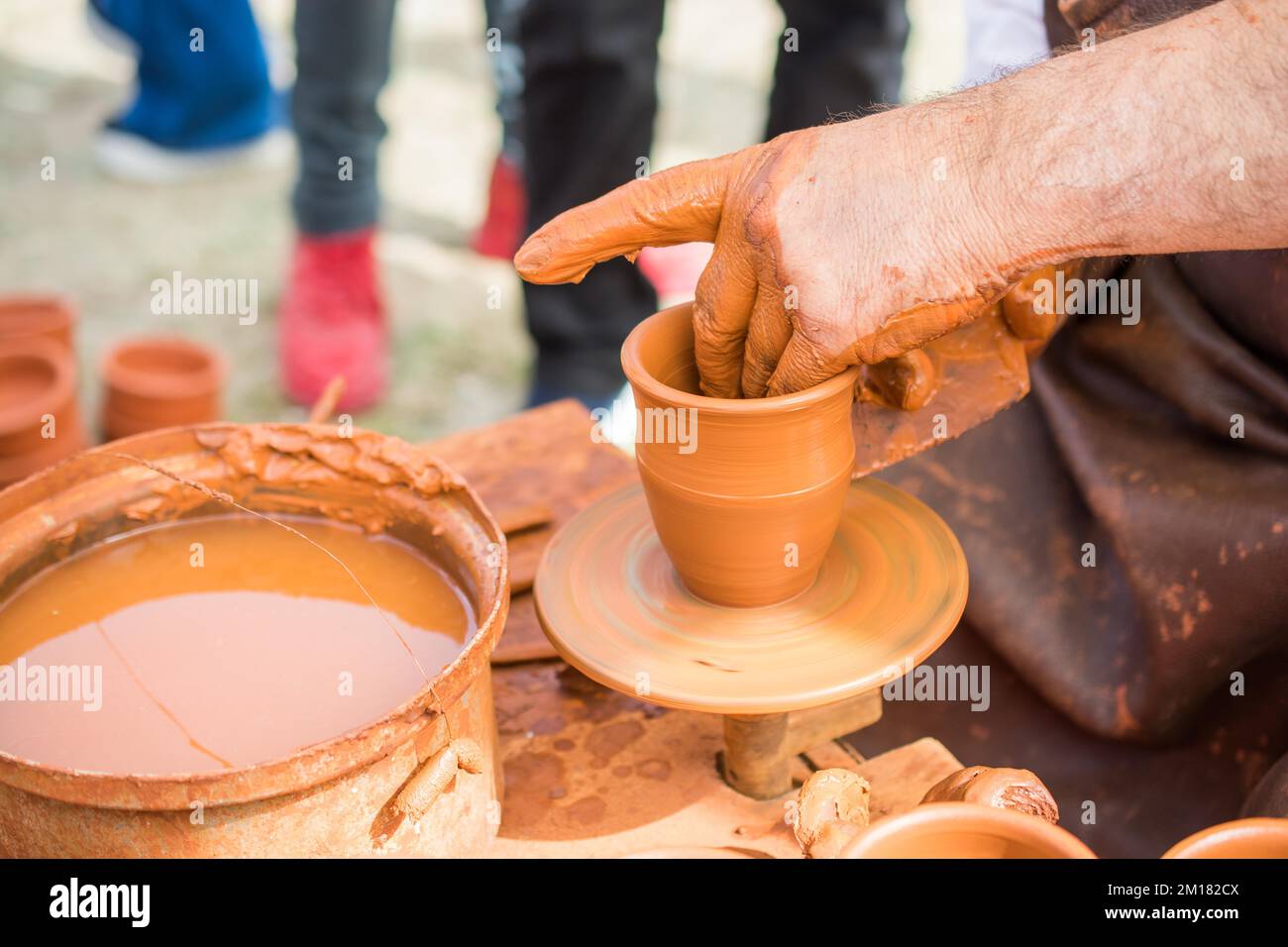 Potters Hände Formen den Ton des Topfes Stockfoto